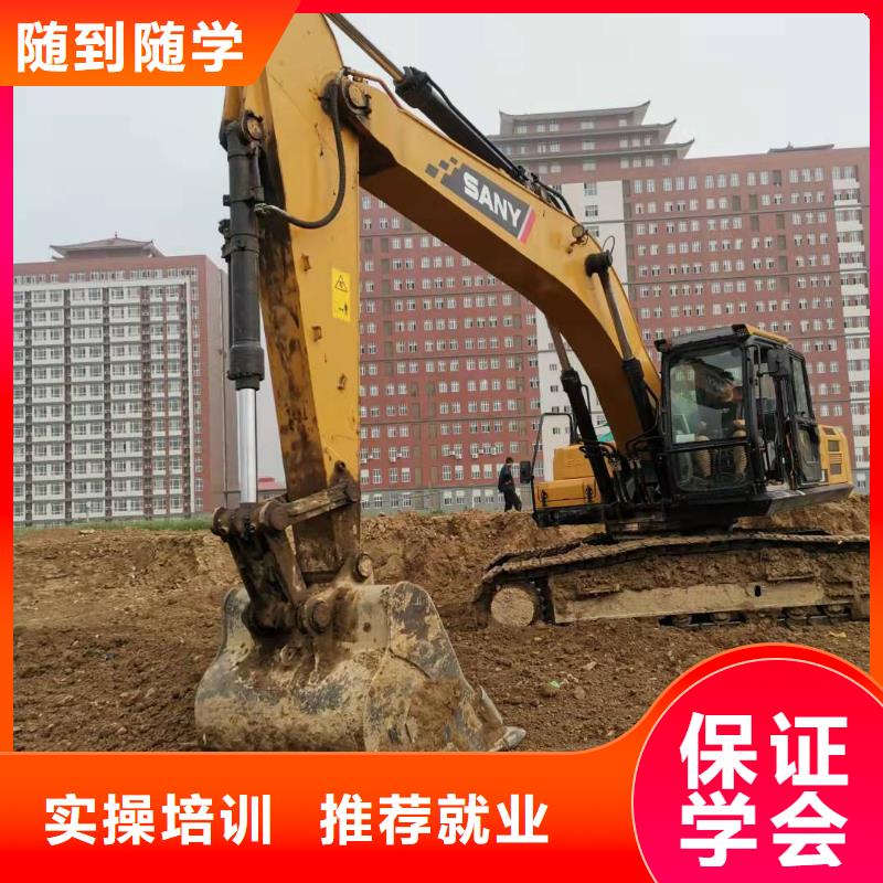 挖掘机技校_学厨师多少钱一年学真技术