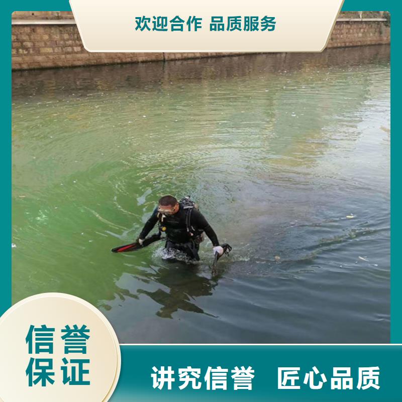 潜水员服务公司从事各种水下作业