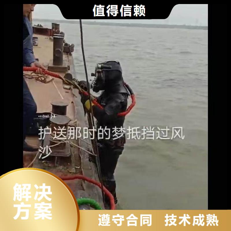 潜水员蛙人水中服务施工团队浪淘沙水工