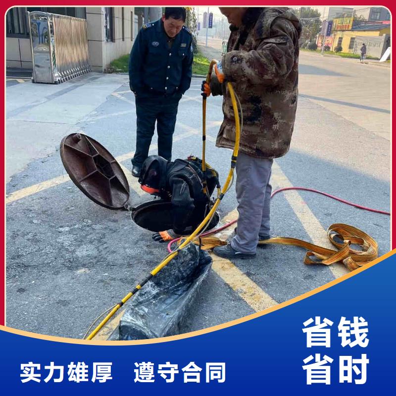 潜水员服务水下清理工程