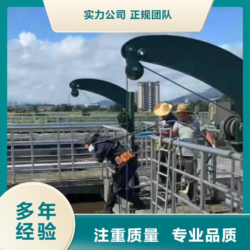 潜水员服务水下清淤